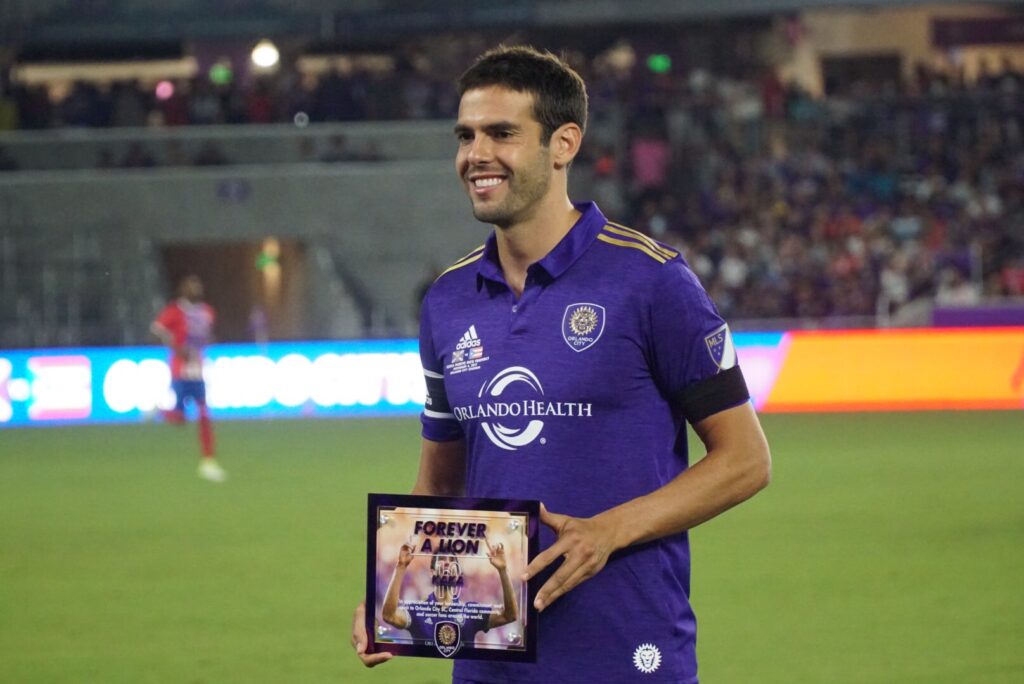 Kaka posing with an award while wearing the collared jersey from 2017 and 2018.