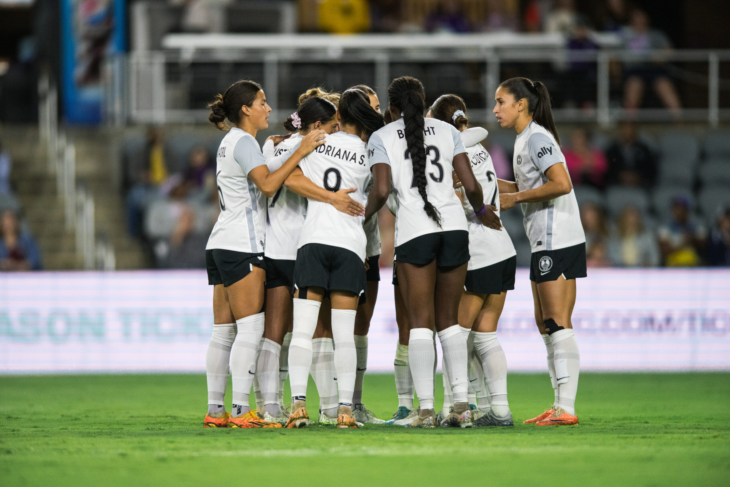 Houston Dash goes down to 10 players and fall 1-0 on the road to