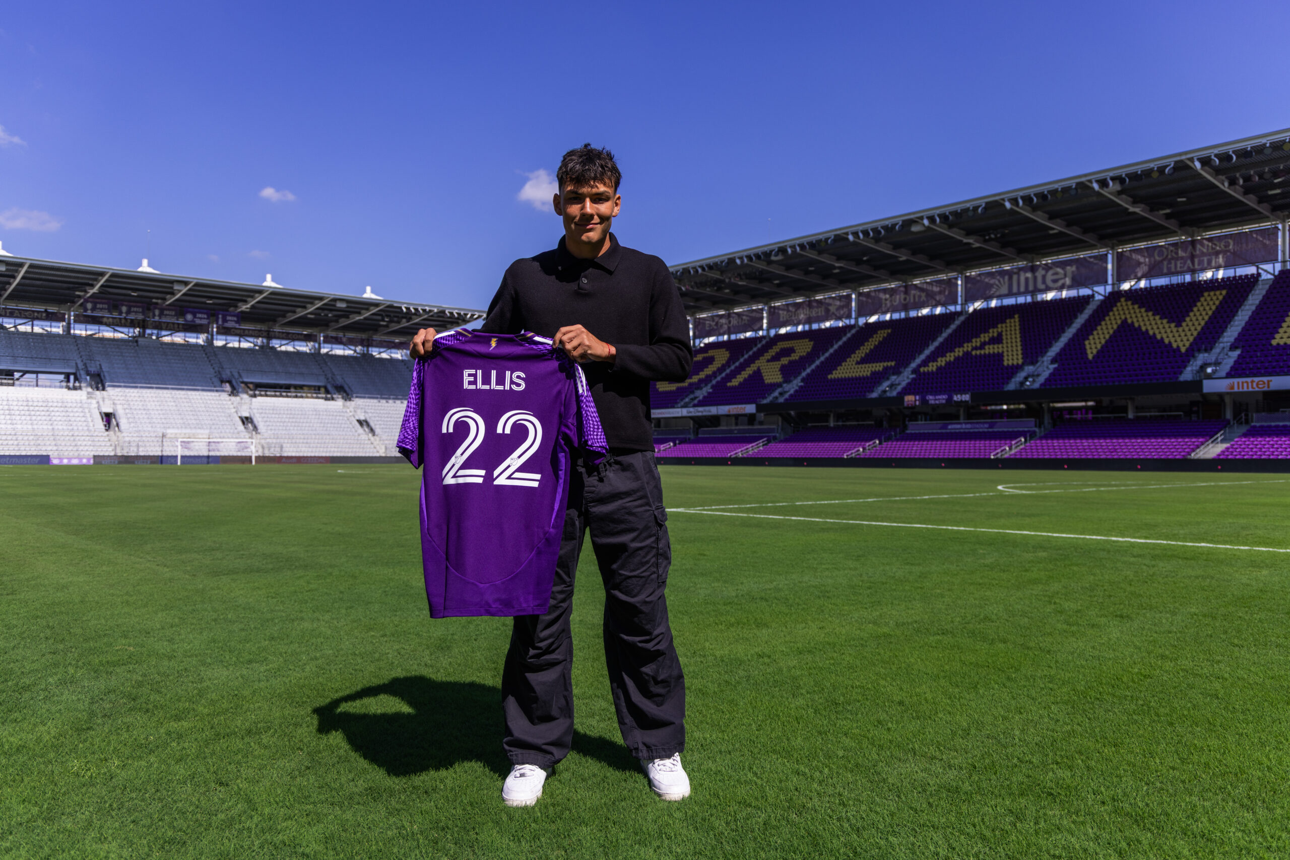 Image of Justin Ellis posing with his first-team jersey at Inter&Co Stadium.