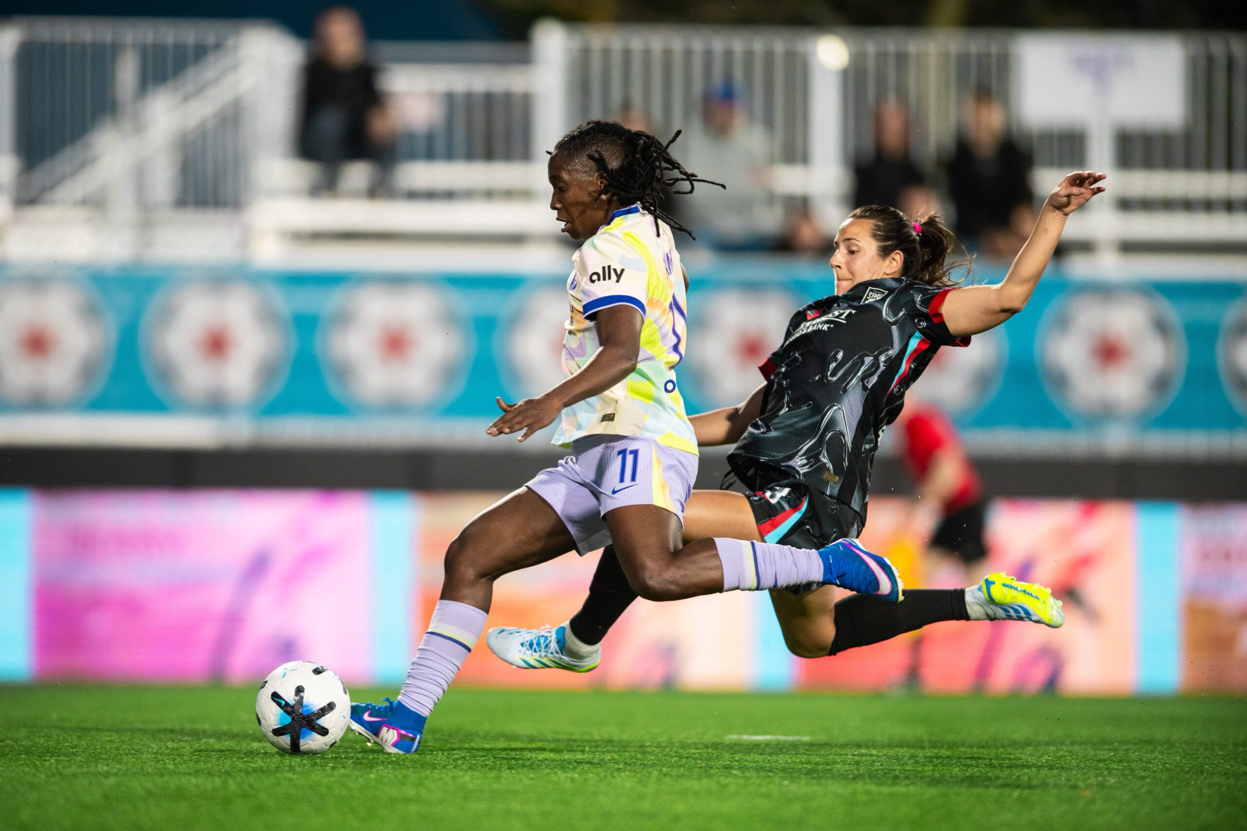 Image of Barbra Banda scoring against the Chicago Stars.