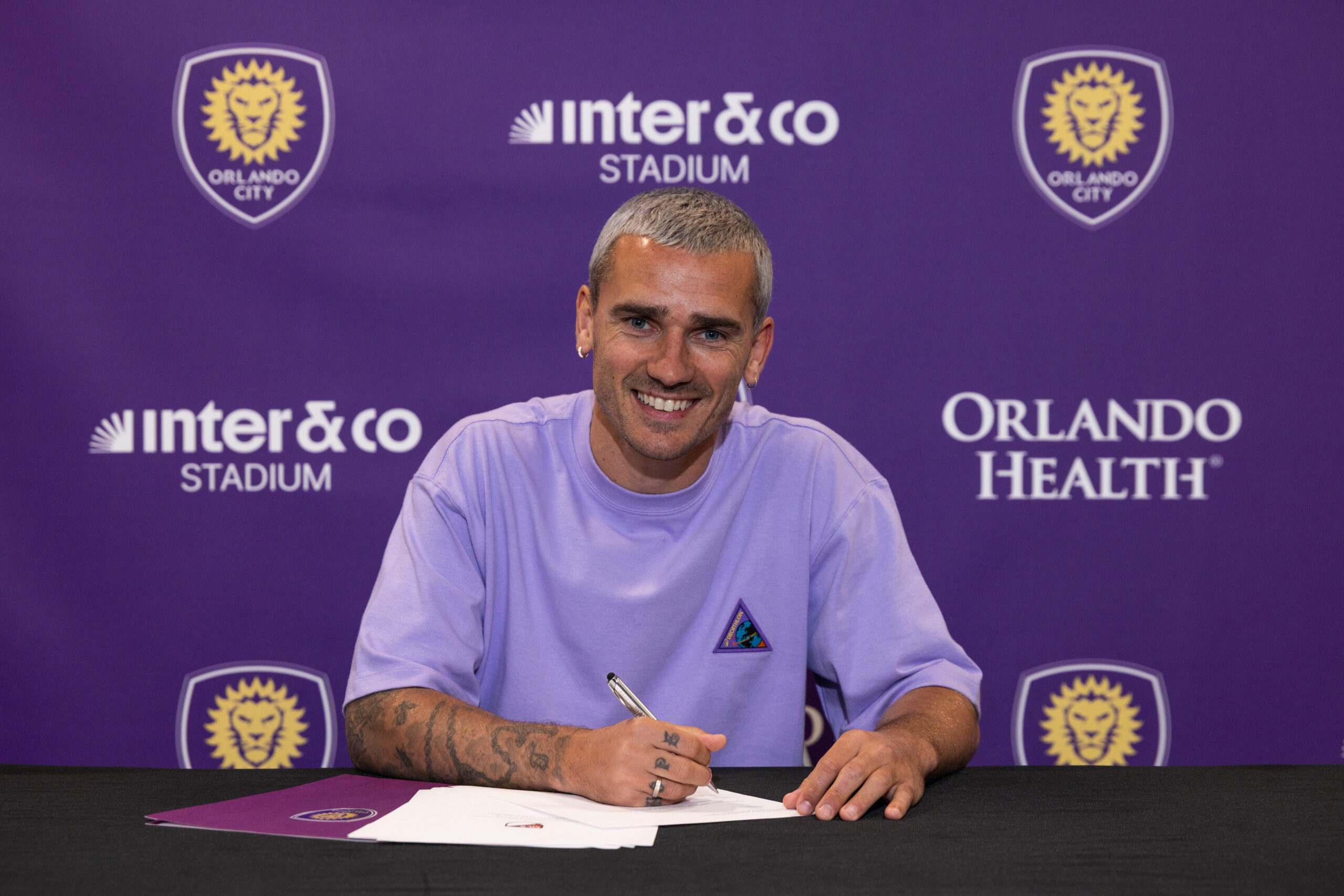 Image of Antoine Griezmann signing his Orlando City contract.