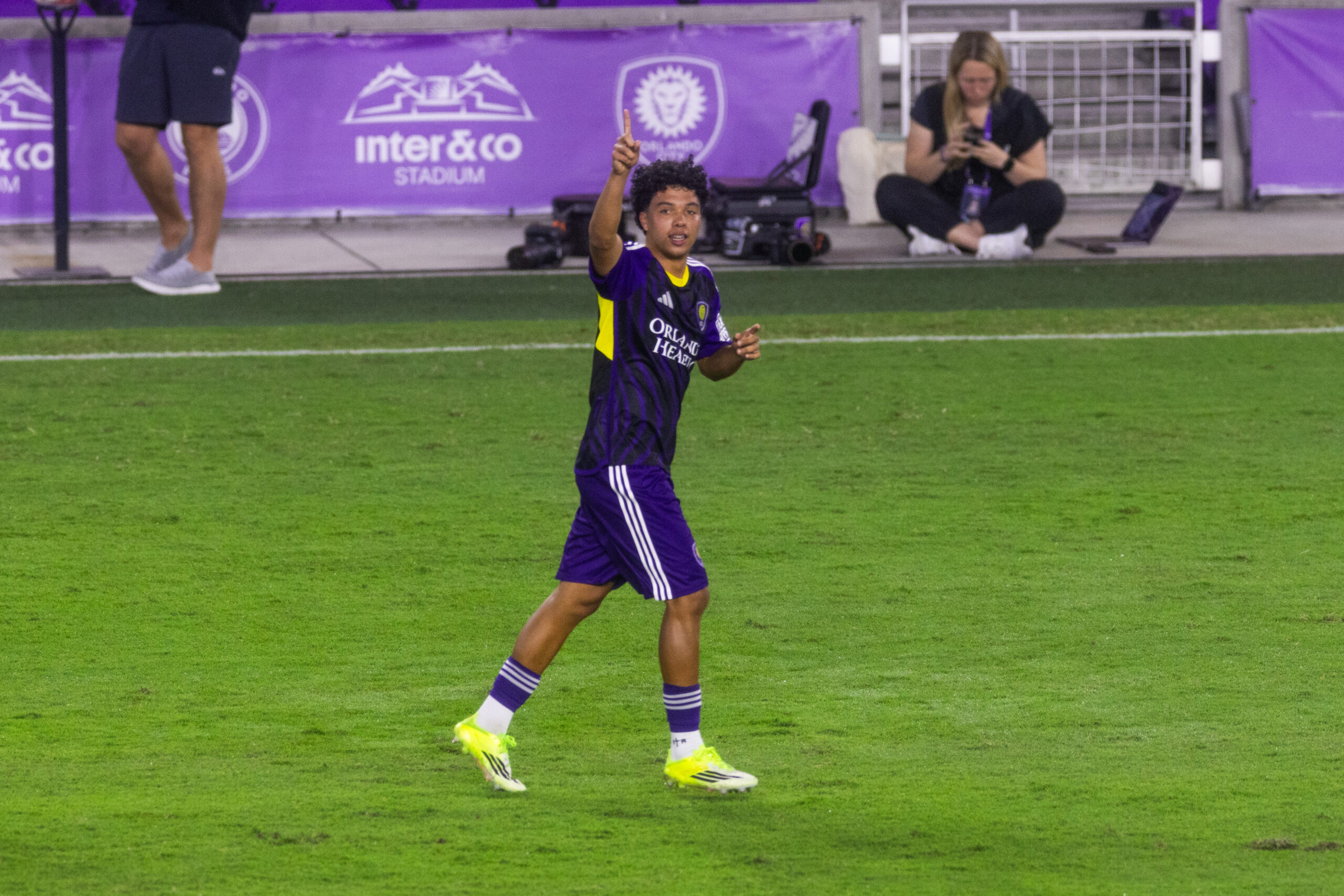 Image of Gustavo Caraballo celebrating a goal.