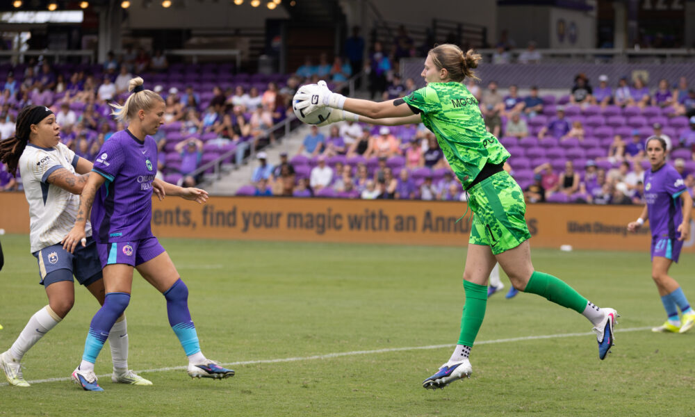 Image of Anna Moorhouse catching the ball against the Seattle Reign.