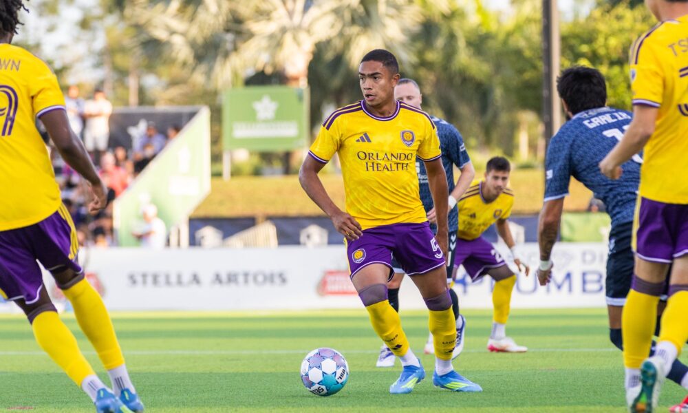 Image of Luis Otavio looking for a teammate to pass to against FC Naples.