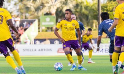 Image of Luis Otavio looking for a teammate to pass to against FC Naples.