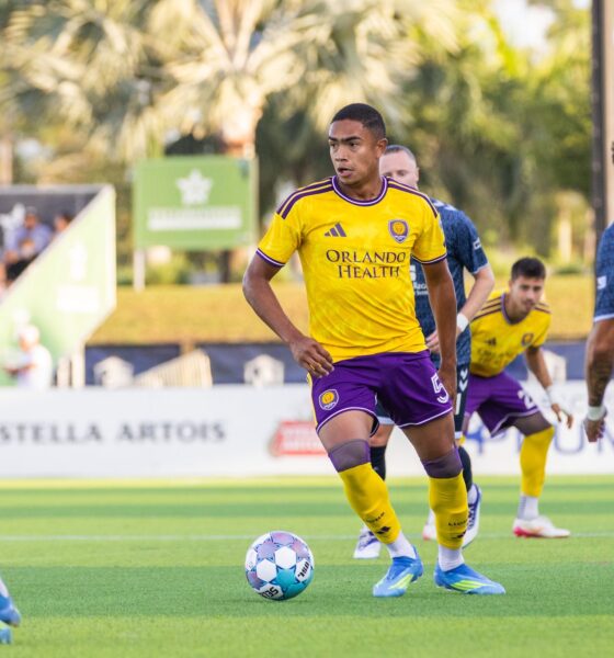 Image of Luis Otavio looking for a teammate to pass to against FC Naples.