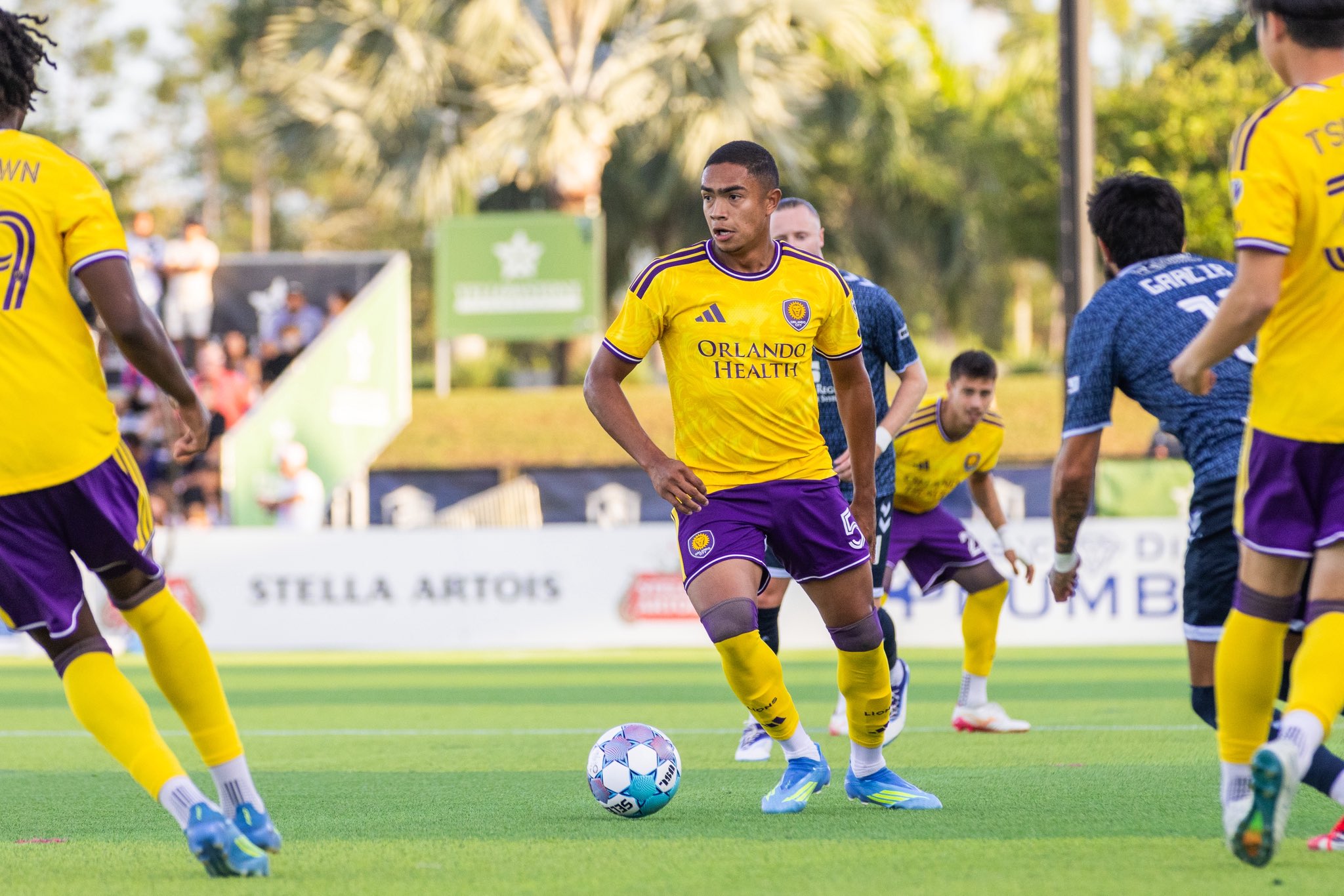 Image of Luis Otavio looking for a teammate to pass to against FC Naples.