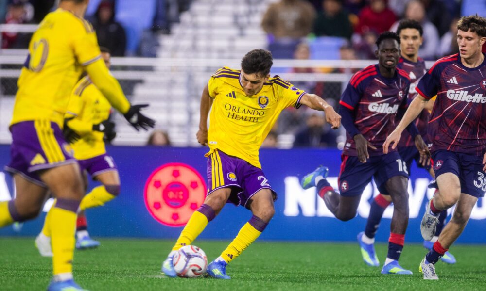 Image of Justin Ellis playing the ball in traffic against New England.