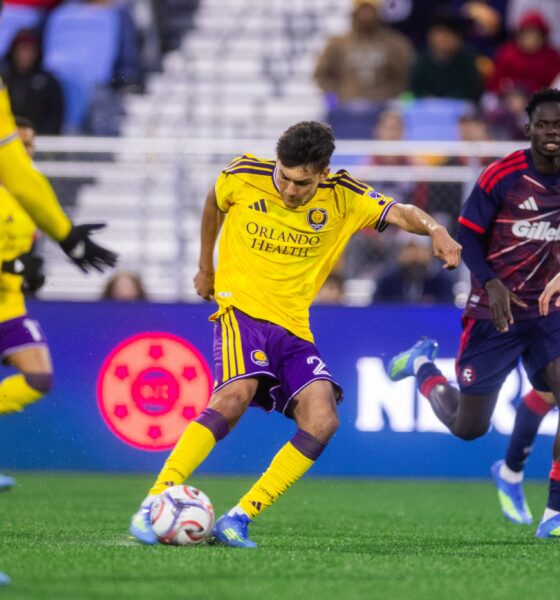 Image of Justin Ellis playing the ball in traffic against New England.