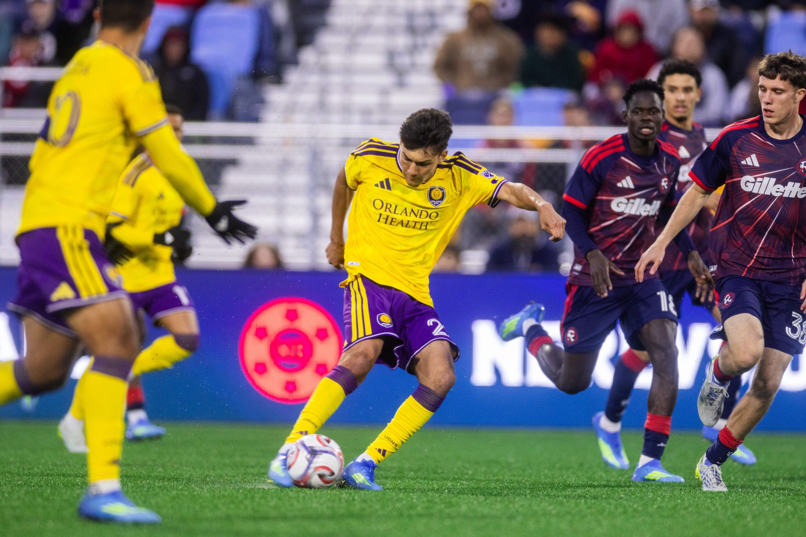 Image of Justin Ellis playing the ball in traffic against New England.