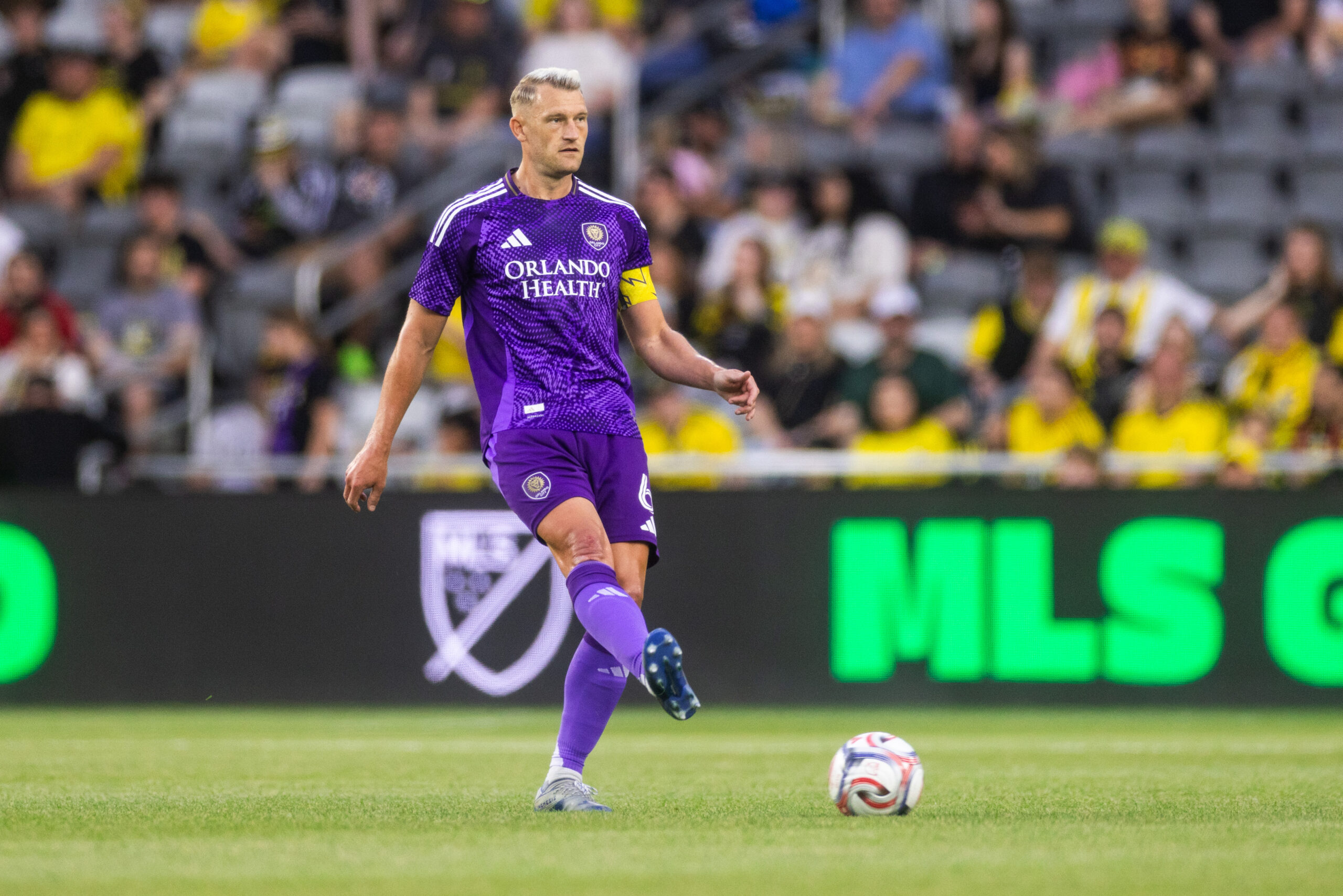 Image of Robin Jansson playing the ball in Columbus.