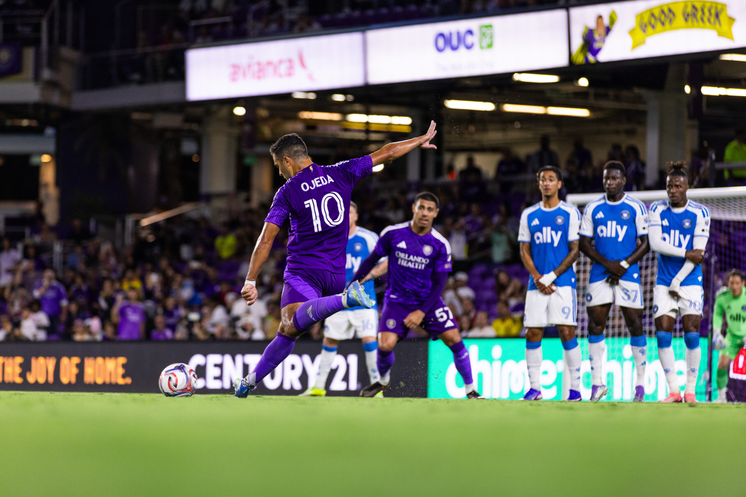 Image of Martin Ojeda taking a free kick against Charlotte.