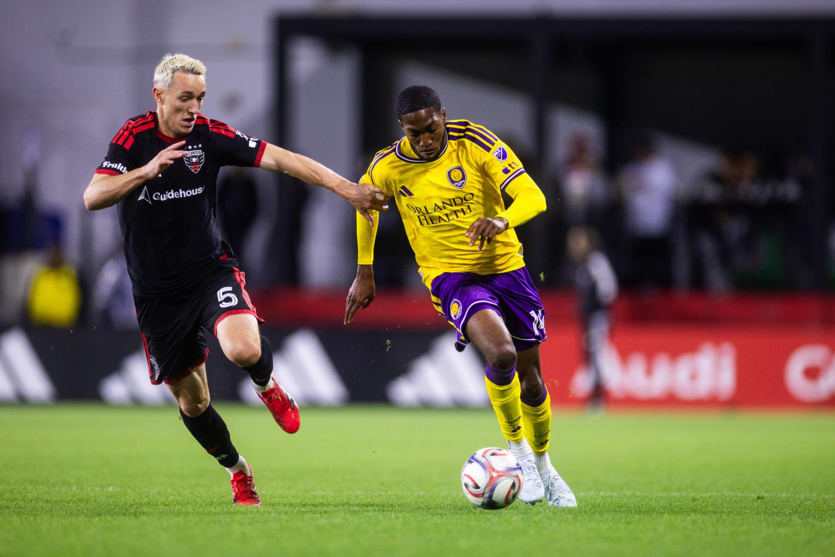 Image of Tyrese Spicer racing past a D.C. player.