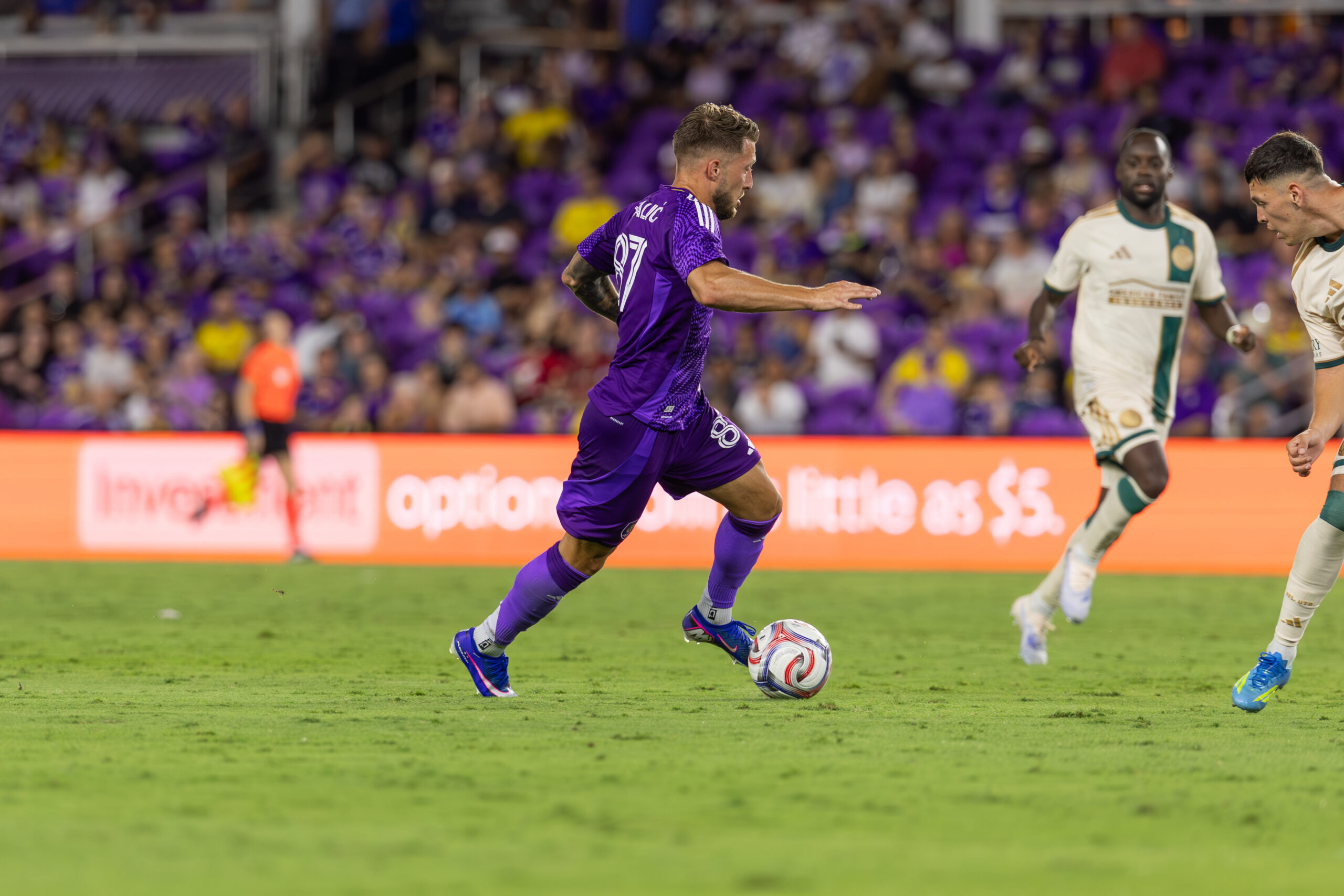 Image of Marco Pasalic dribbling the ball in the attack against Atlanta.