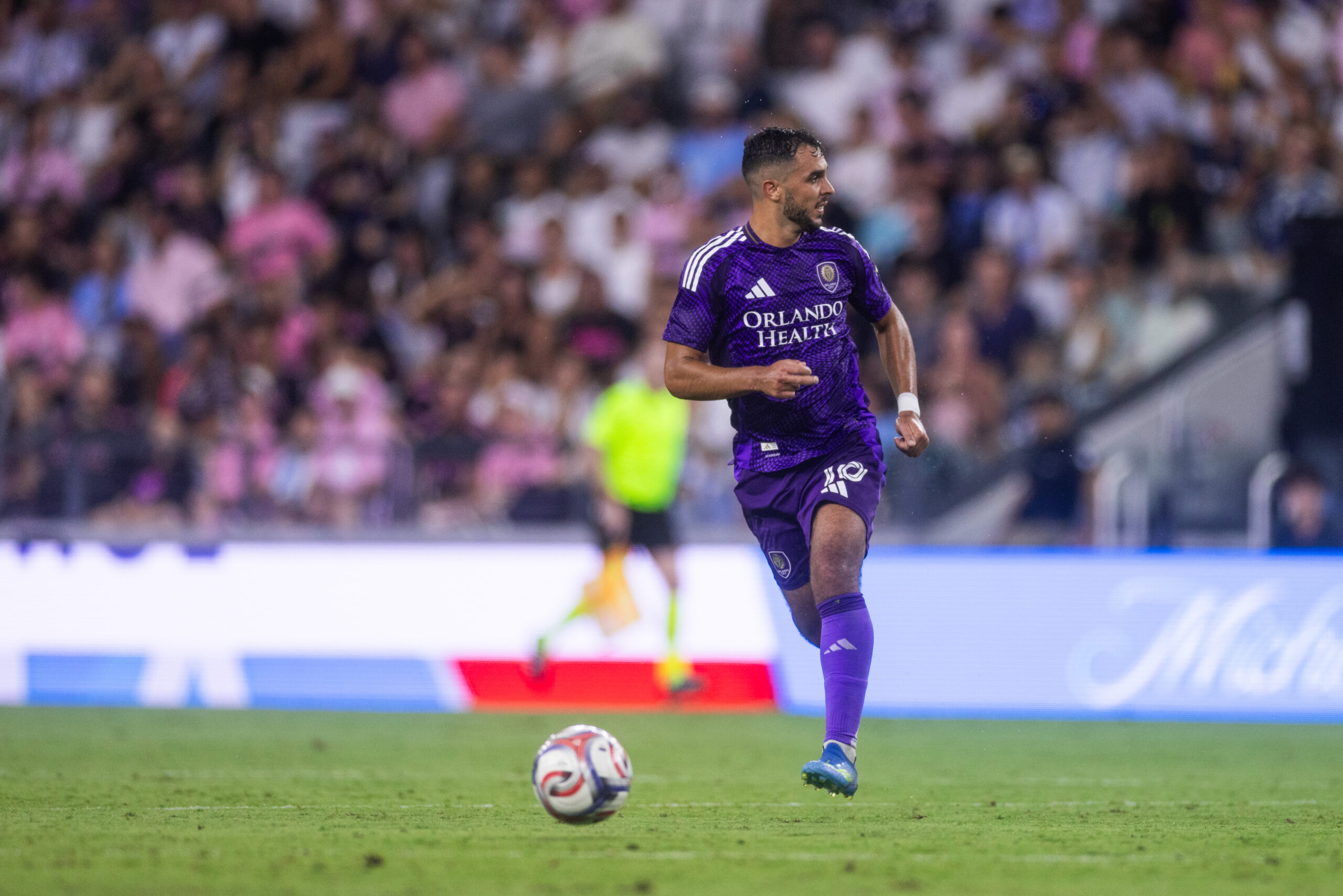 Image of Martin Ojeda playing the ball against Inter Miami.