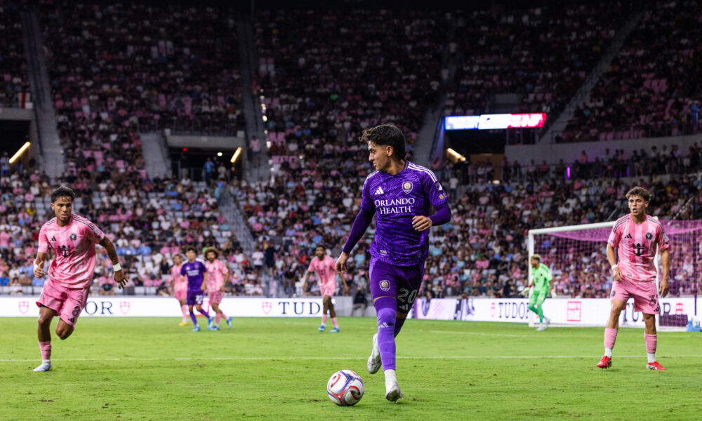 Image of Eduard Atuesta with the ball against Miami.
