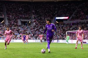 Image of Eduard Atuesta with the ball against Miami.