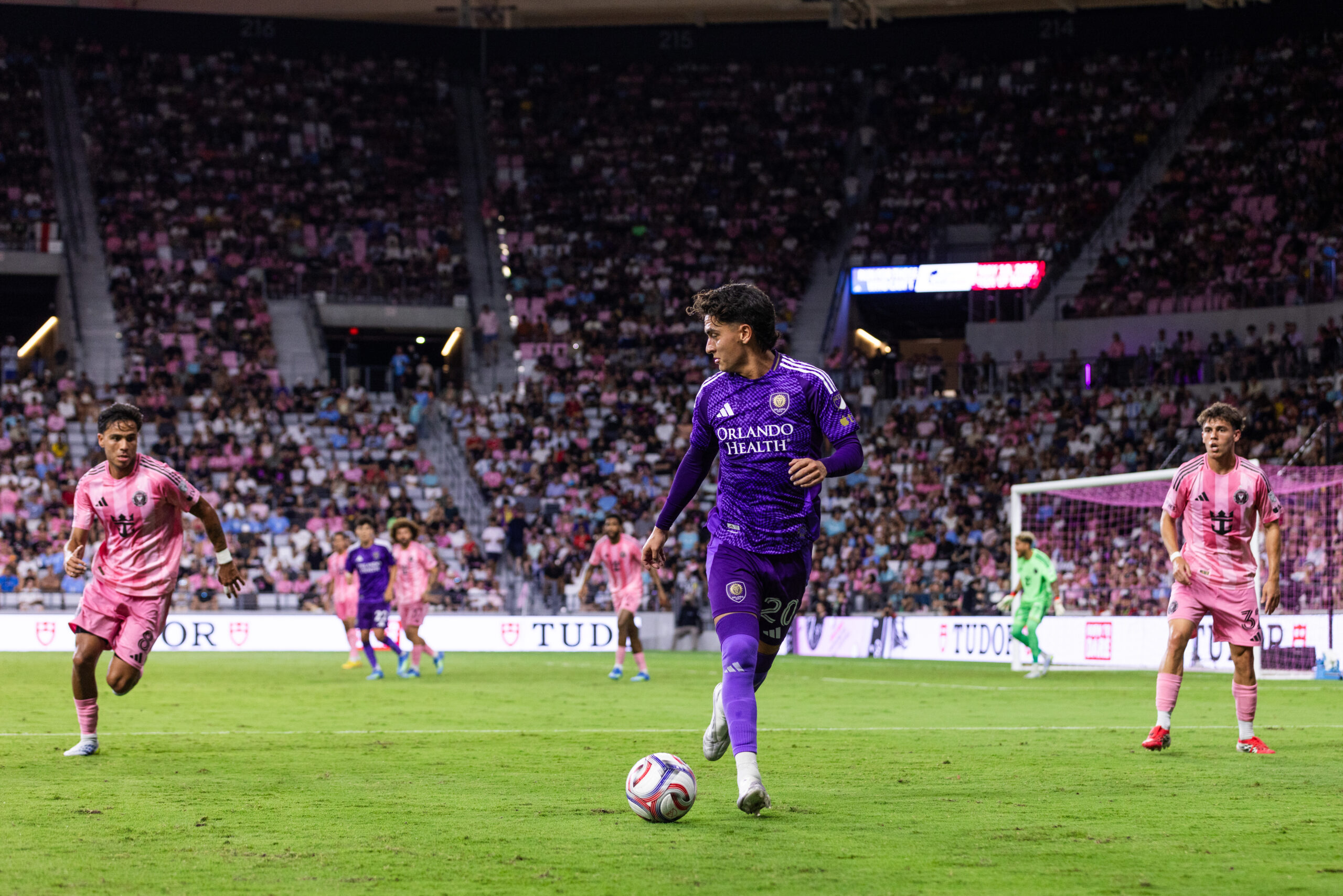 Image of Eduard Atuesta with the ball against Miami.