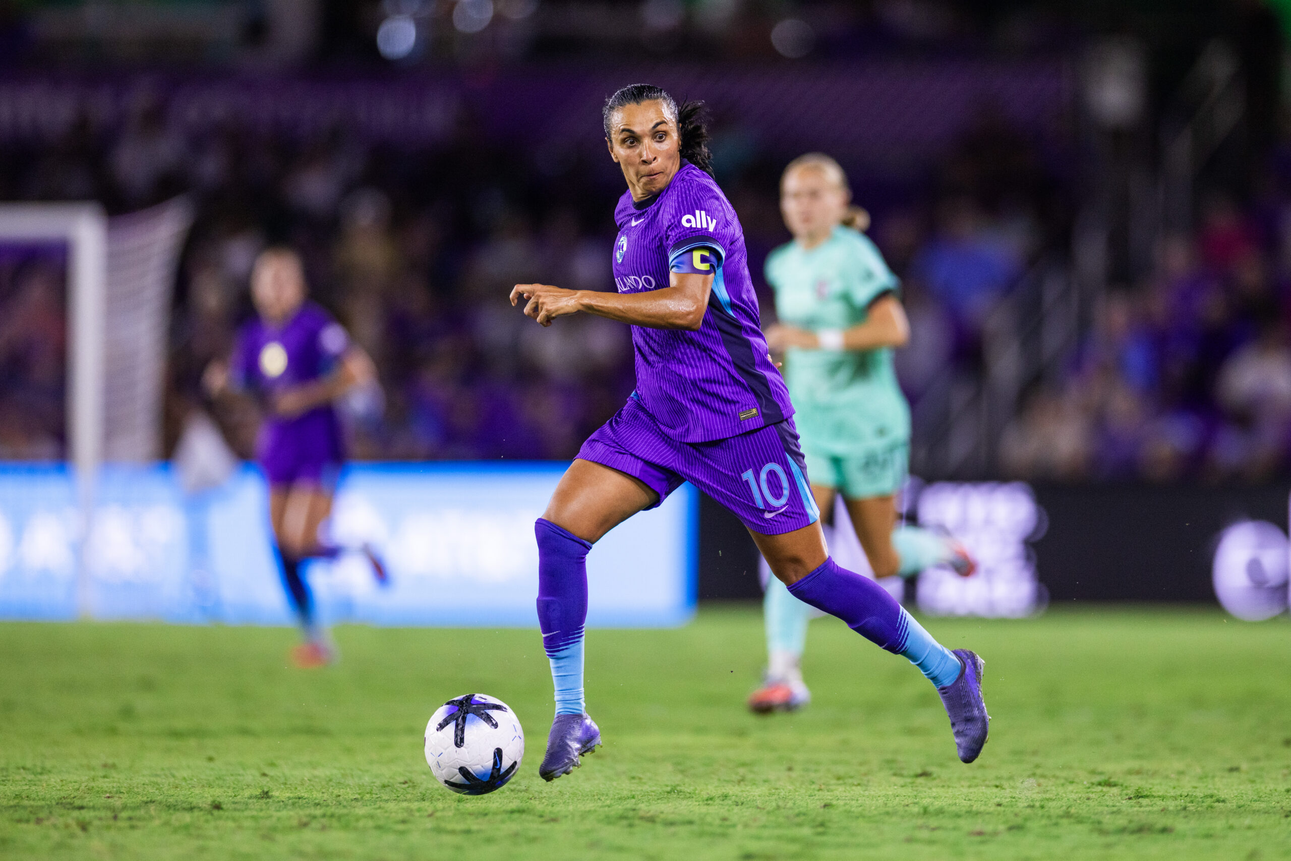 Image of Marta looking for an outlet in action against Kansas City.