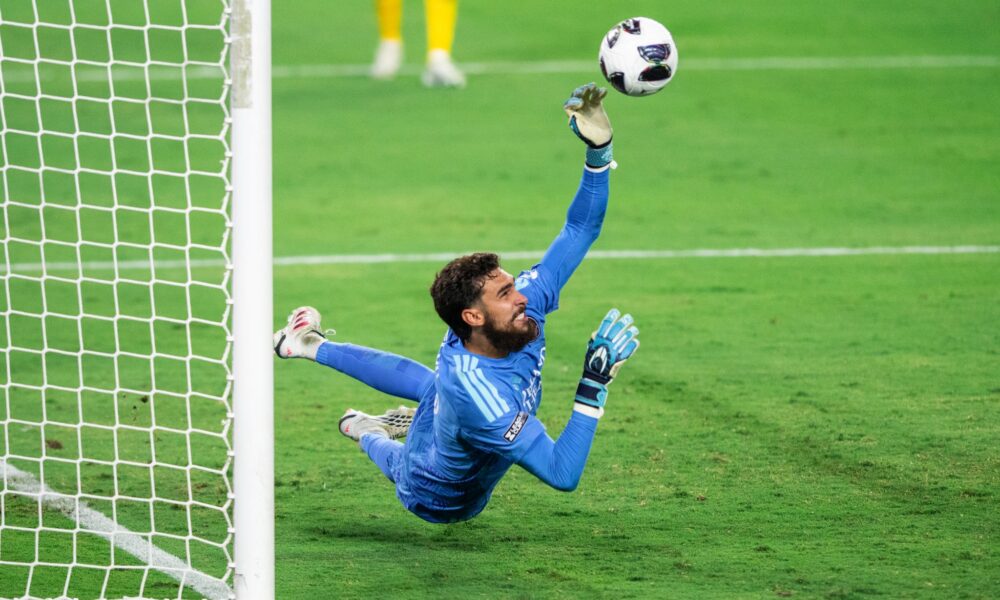 Image of Javier Otero making a save in the penalty shootout against San Luis.