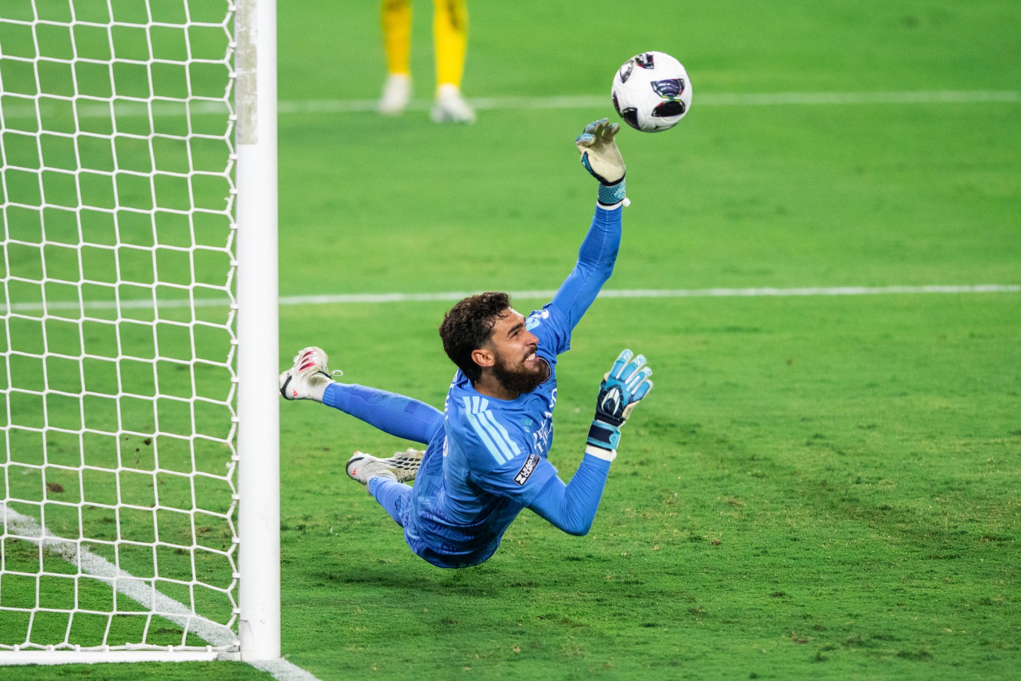 Image of Javier Otero making a save in the penalty shootout against San Luis.