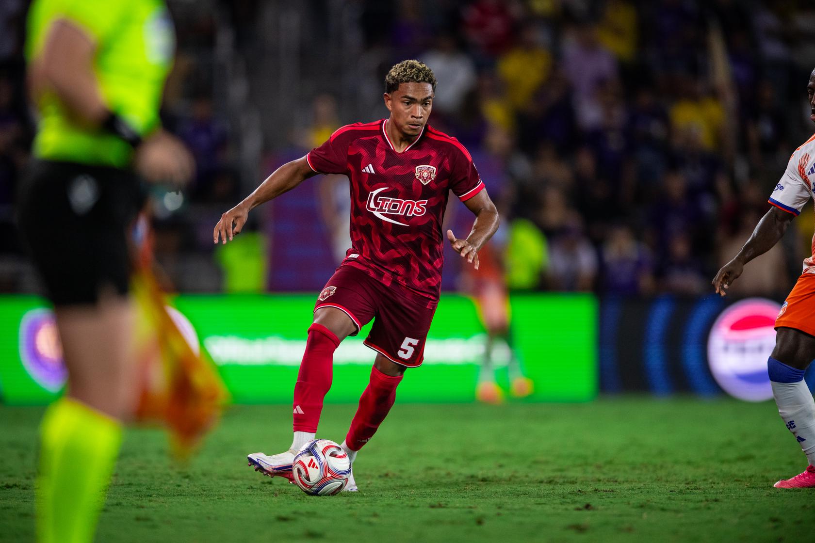 Image of Luis Otavio playing the ball against FC Cincinnati.