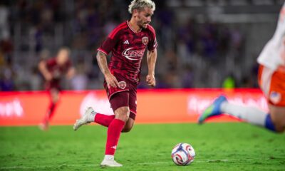 Image of Antoine Griezmann playing the ball.