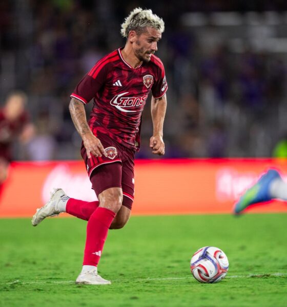 Image of Antoine Griezmann playing the ball.