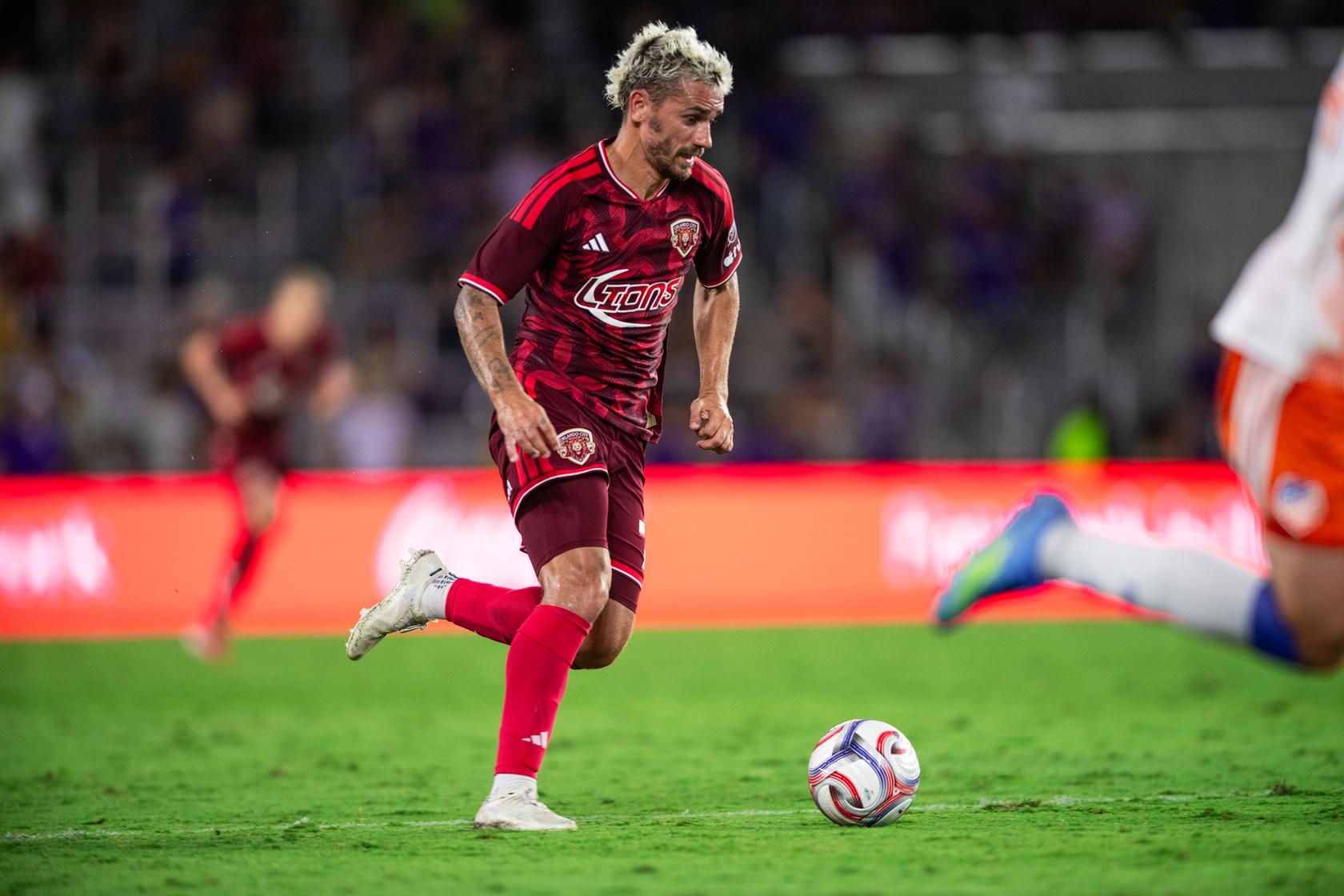 Image of Antoine Griezmann playing the ball.