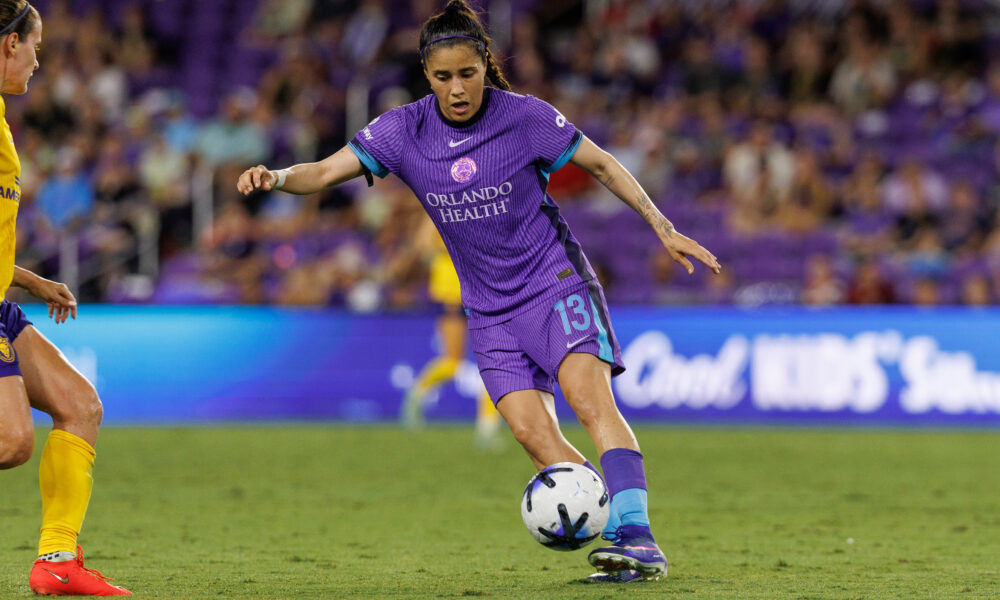 Image of Jacquie Ovalle with the ball against Utah.
