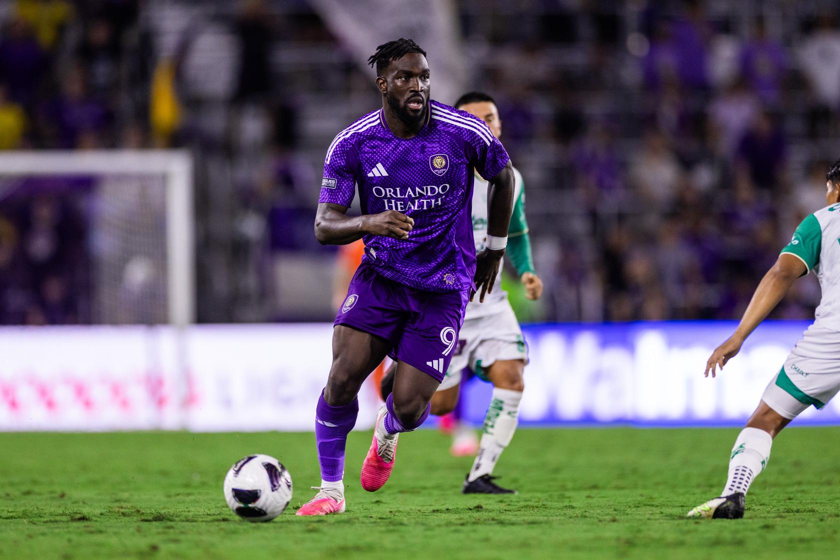 Image of Daryl Dike playing against Club Leon.