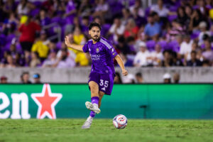 Image of Joran Gerbet passing the ball.