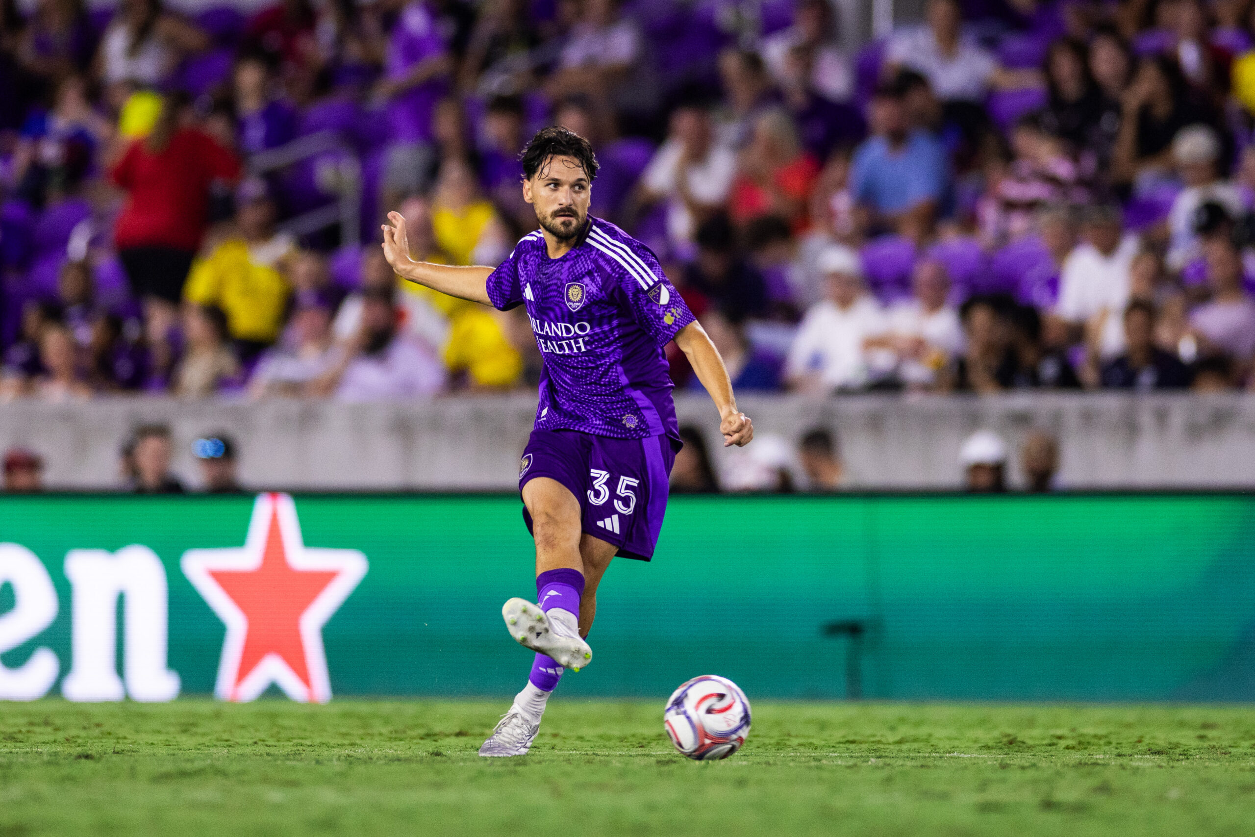 Image of Joran Gerbet passing the ball.