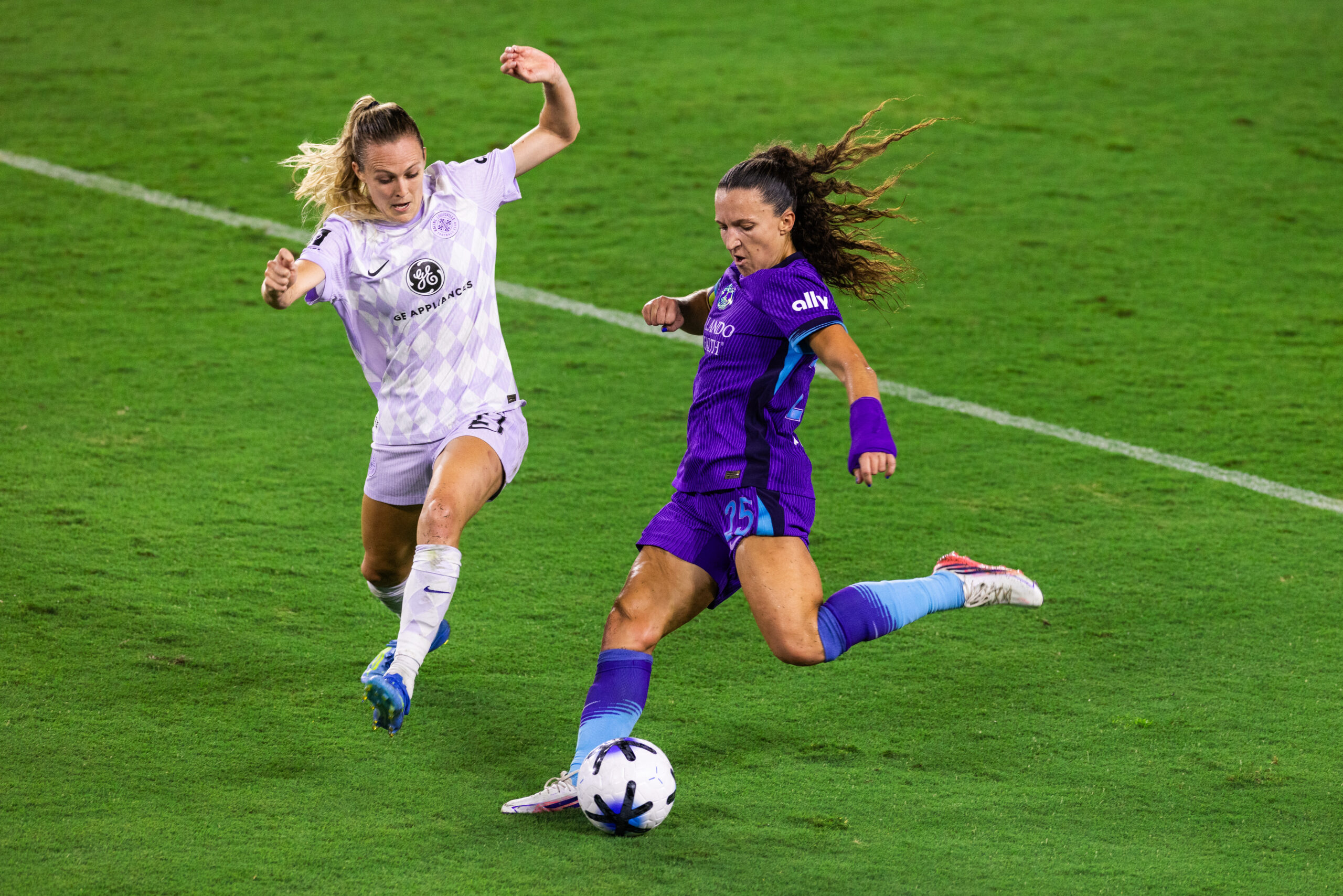 Image of Kerry Abello taking a shot against Racing Louisville.