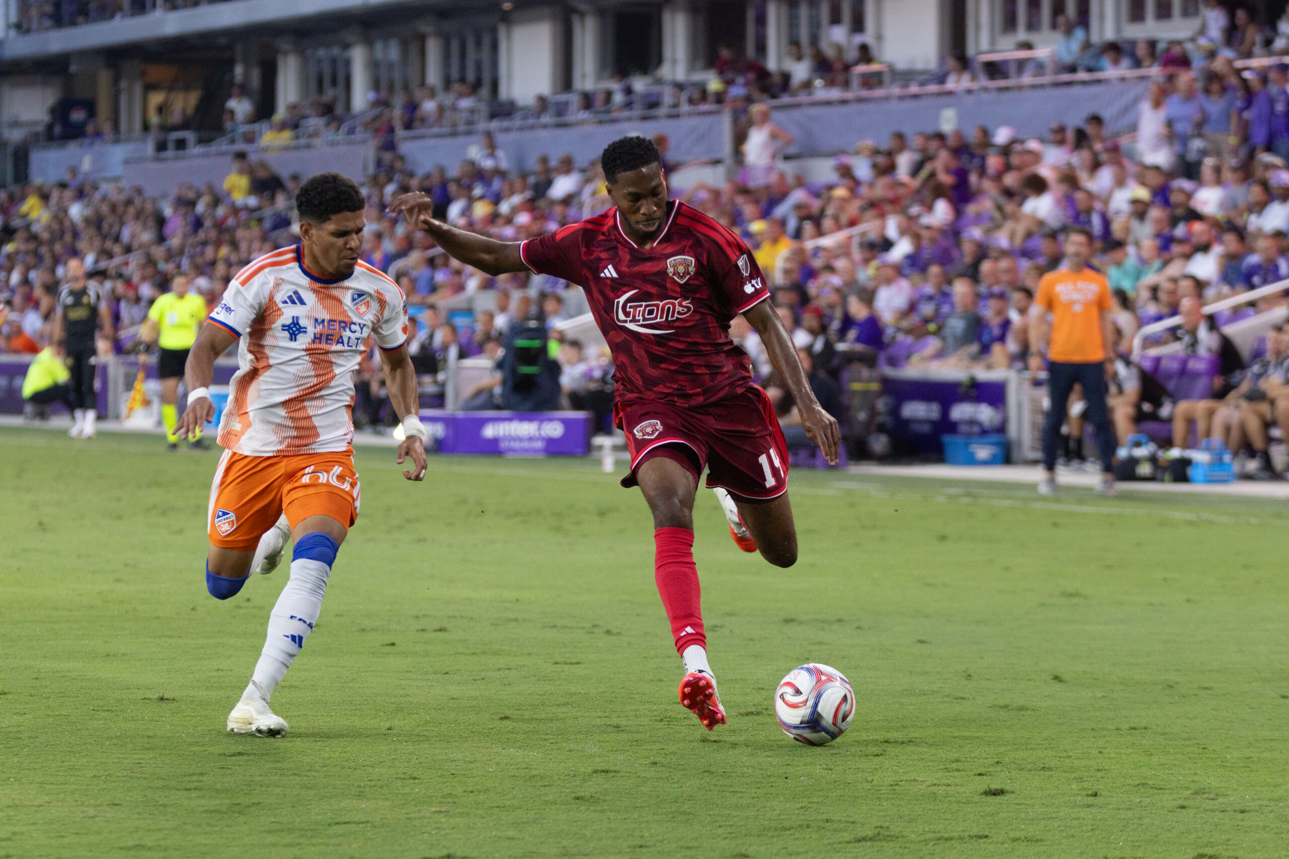 Image of Tyrese Spicer battling against FC Cincinnati.
