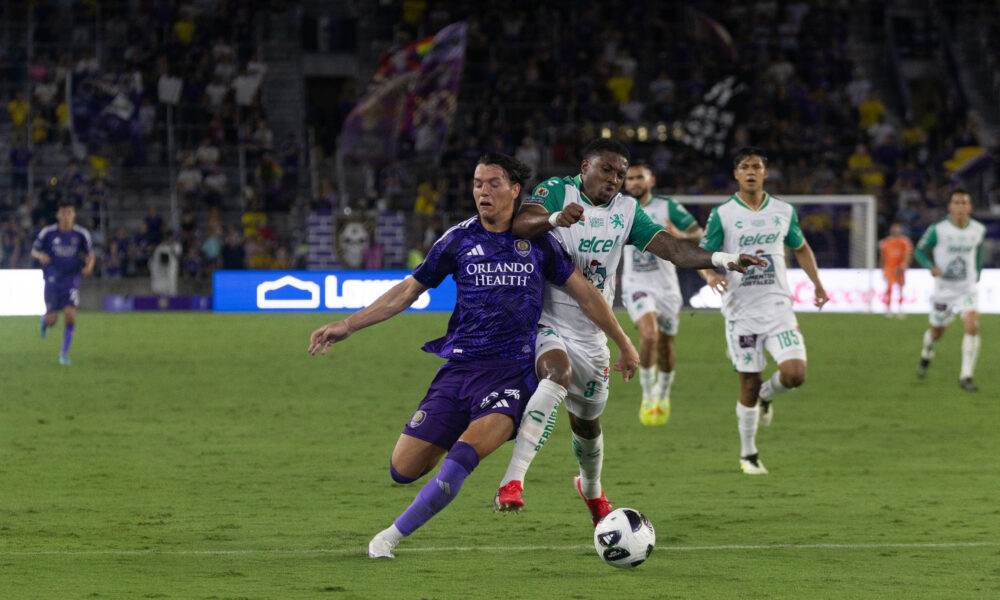 Image of Harvey Sarajian getting elbowed in the neck by Juan Guevara of Club Leon