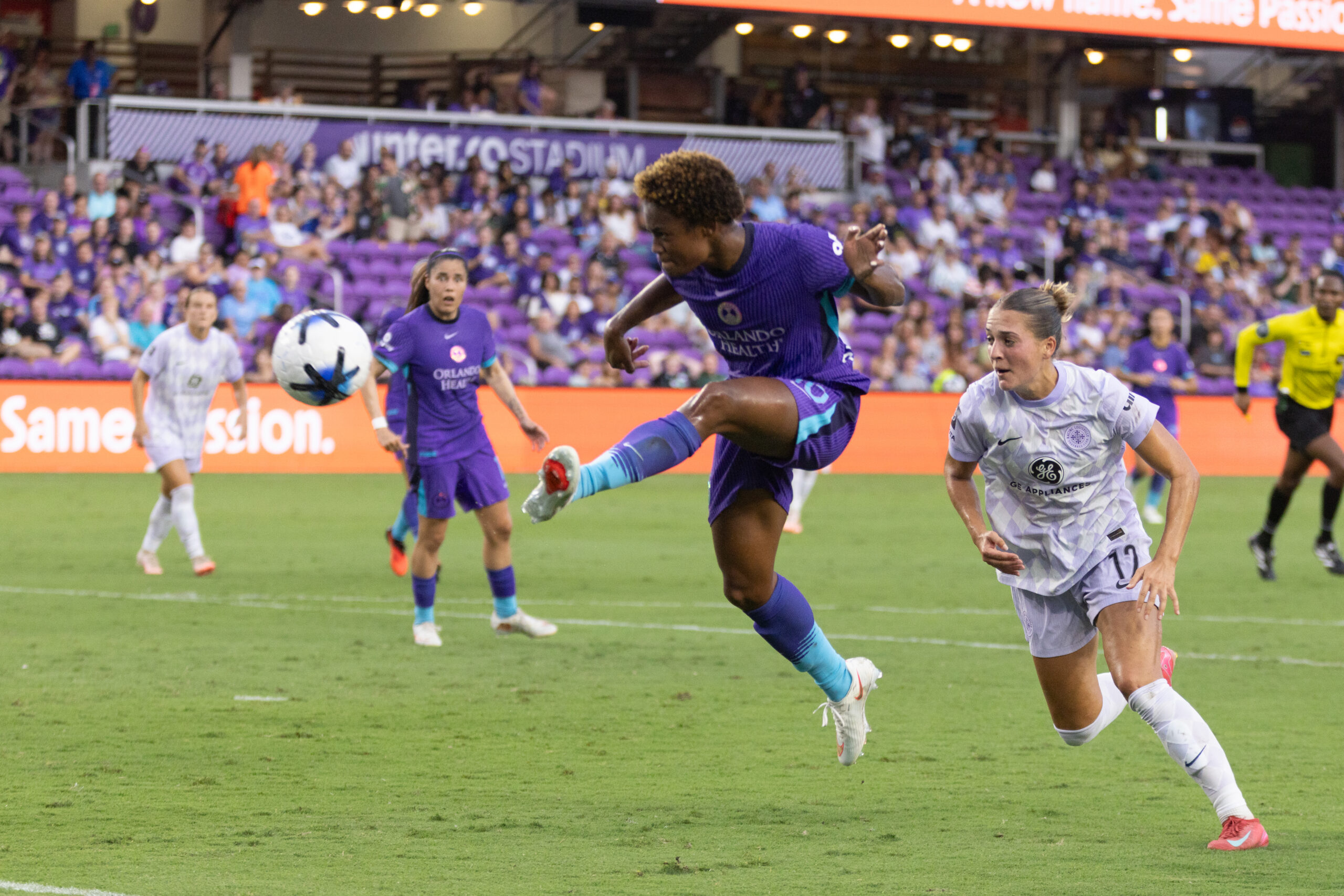 Image of Simone Jackson in action against Racing Louisville.
