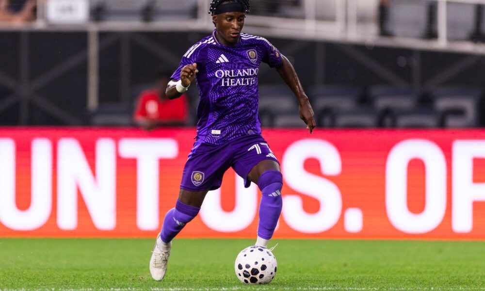 Image of Ivan Angulo dribbling the ball.