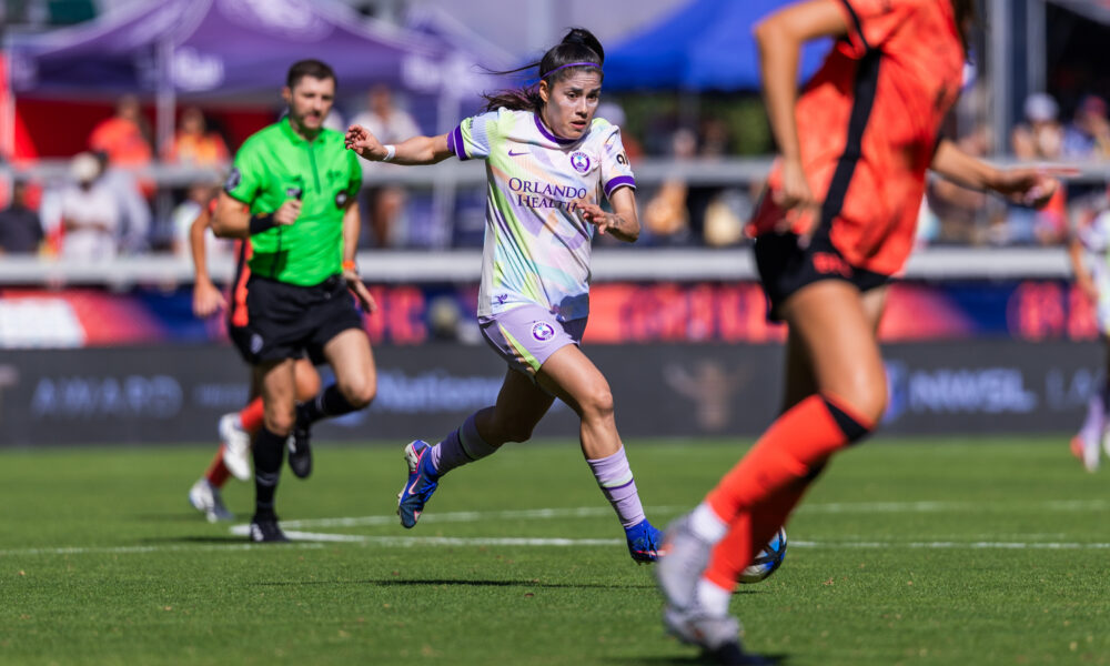 Image of Jacquie Ovalle dribbling toward the Bay FC defense.