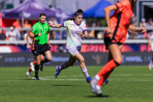 Image of Jacquie Ovalle dribbling toward the Bay FC defense.