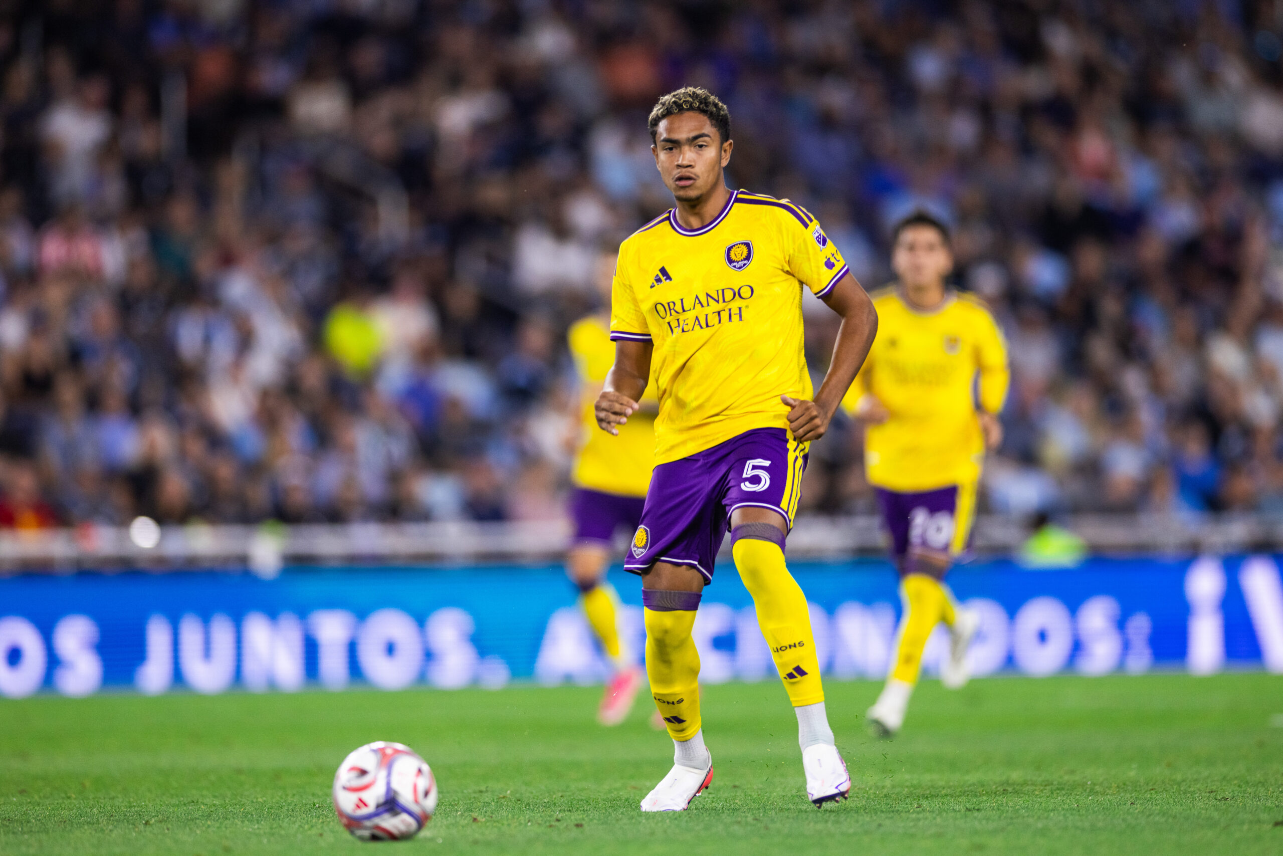 Image of Luis Otavio playing the ball against Minnesota United.