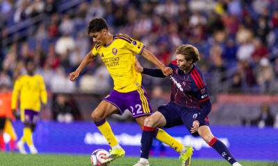 Image of Justin Ellis holding off a New England defender.