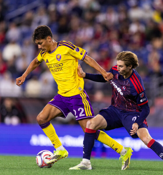Image of Justin Ellis holding off a New England defender.