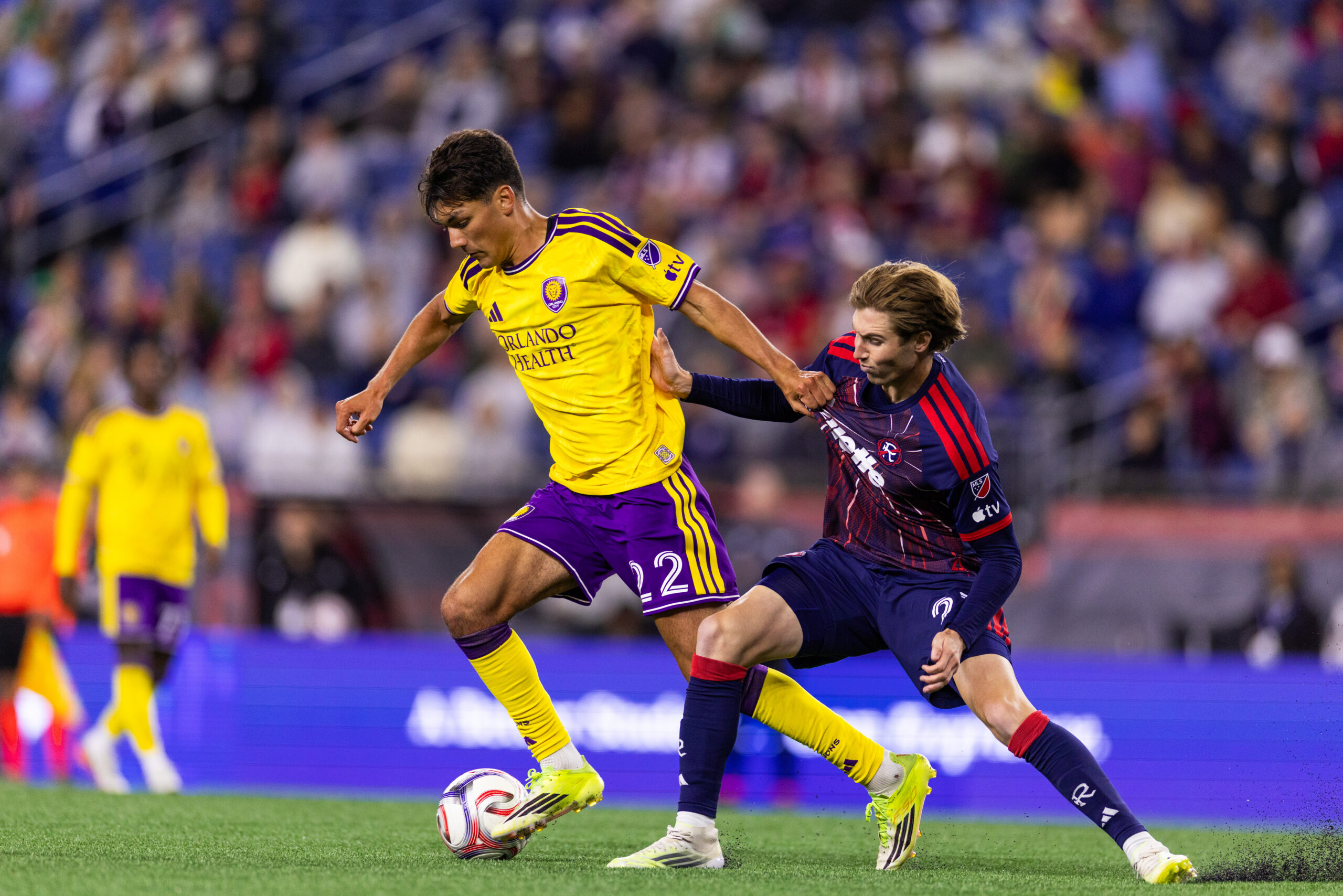 Image of Justin Ellis holding off a New England defender.