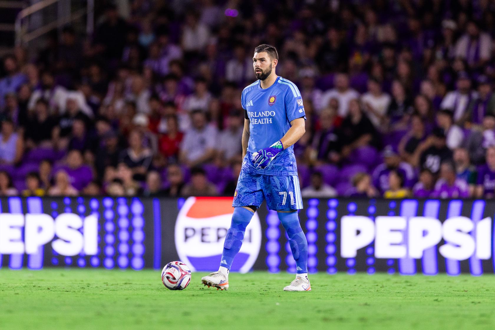 Image of Maxime Crepeau looking for someone to pass to vs. San Diego.