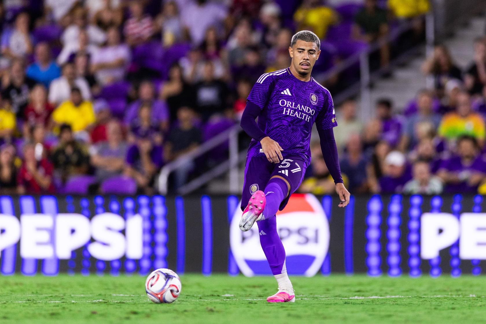 Image of Iago passing the ball against Toronto FC.