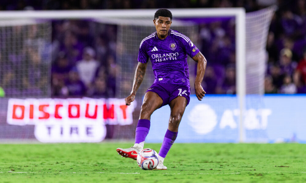 Image of Wilder Cartagena playing the ball.