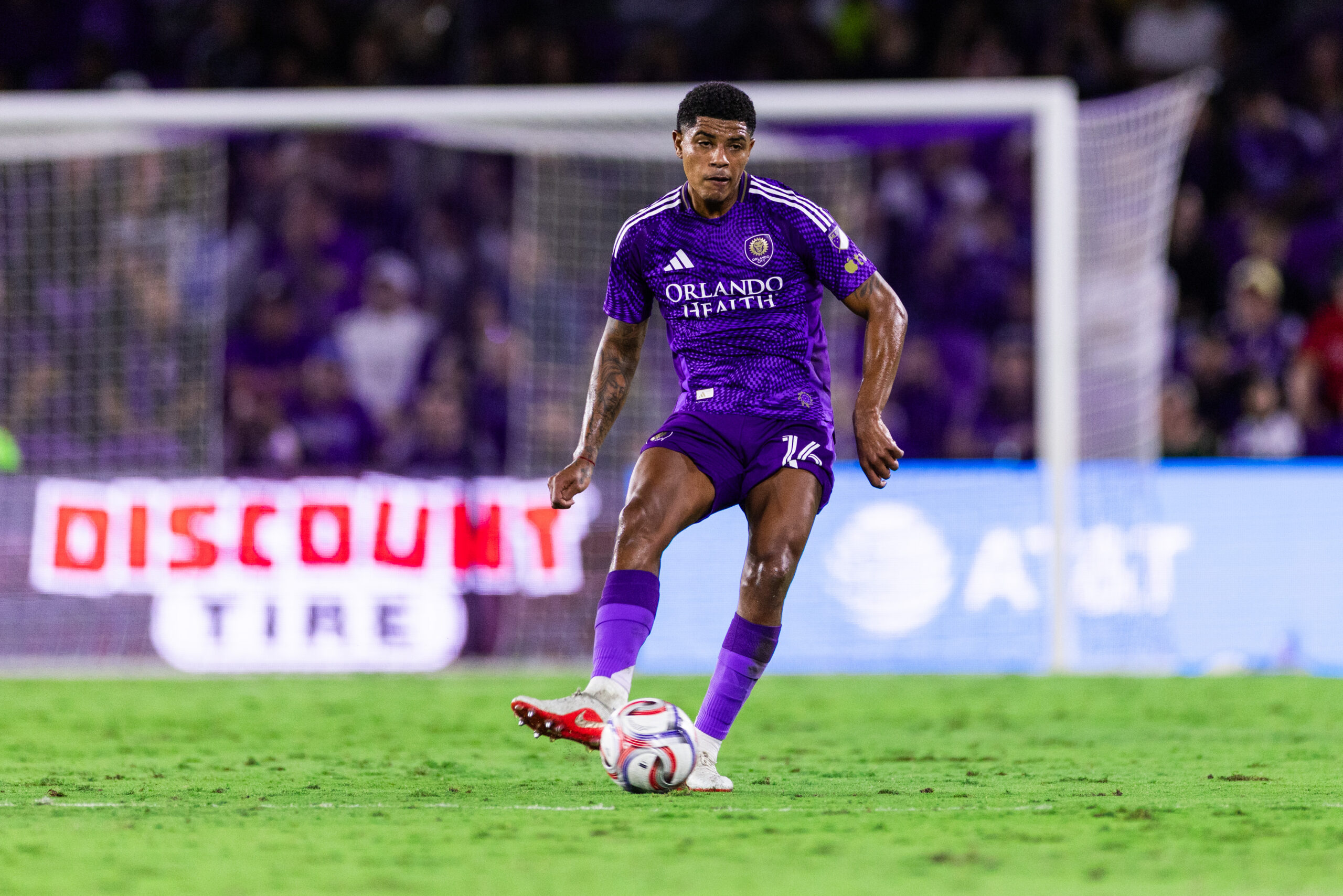 Image of Wilder Cartagena playing the ball.