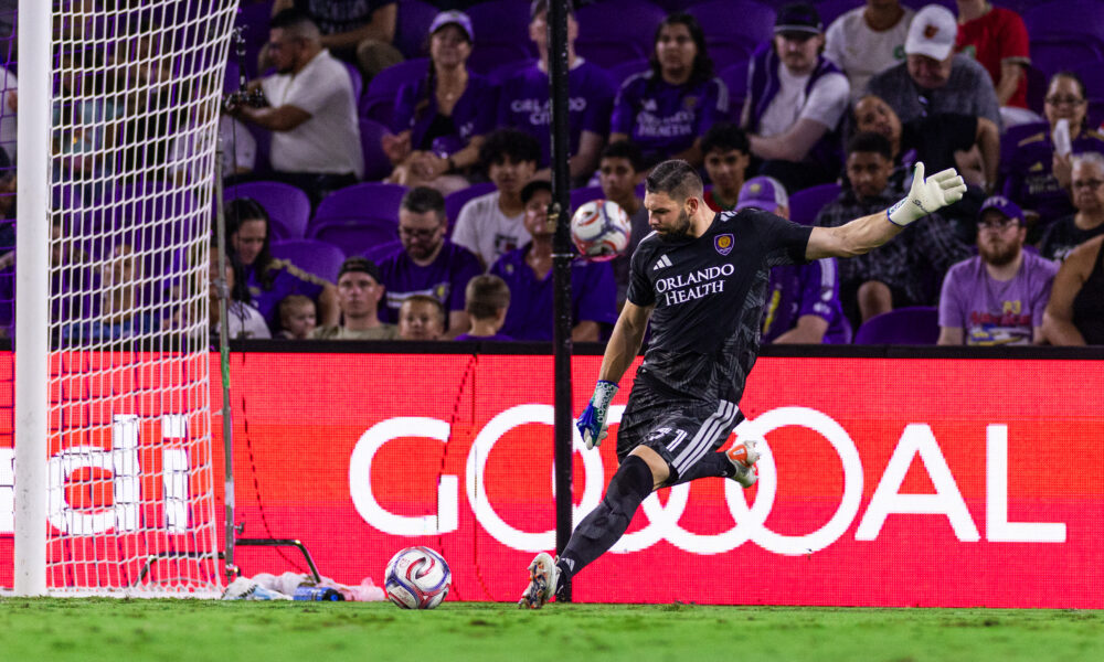 Image of Maxime Crepeau taking a goal kick.