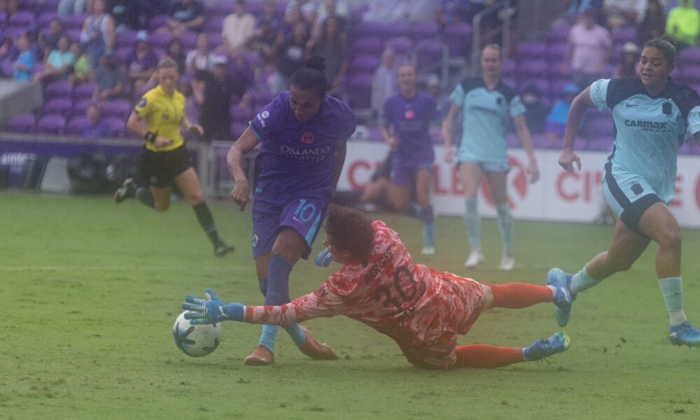 Marta tries to round Gotham's Ann-Katrin Berger.